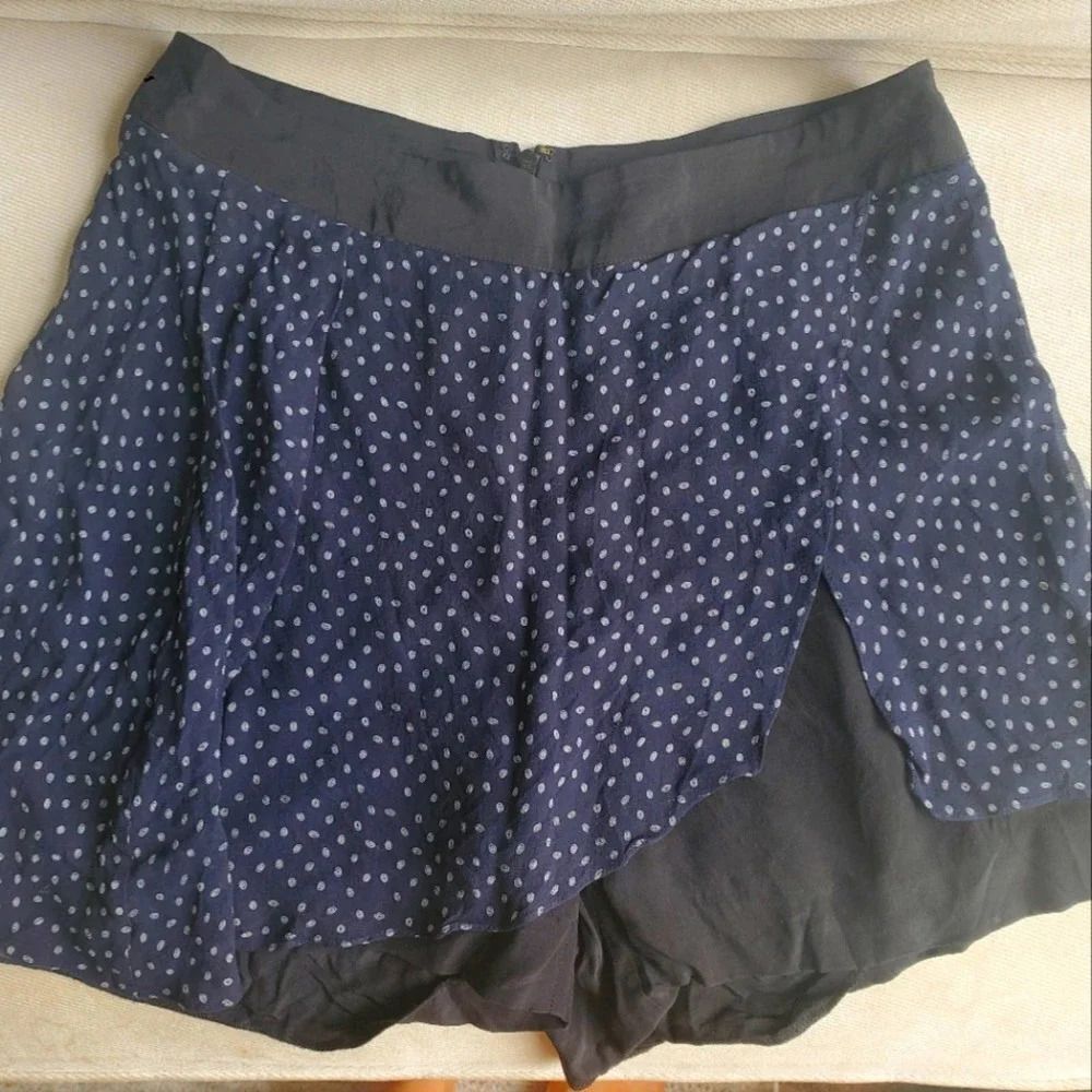 ClubโMonaco size 4 paisley print 100% silk skort navy blue and black